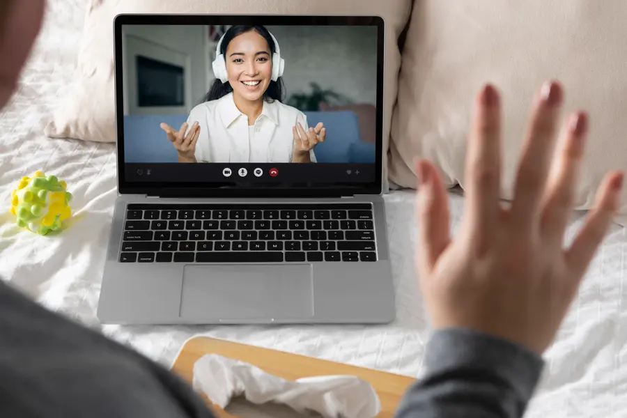 Sesja online na laptopie — rozmowa z psycholożką przez wideo